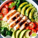 Poké Bowl recept: Gegrilde kip en avocado Poké Bowl met Quinoa