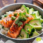 Poké Bowl recept: Klassieke poké bowl: zalm, sojasaus, avocado, rijst en komkommer